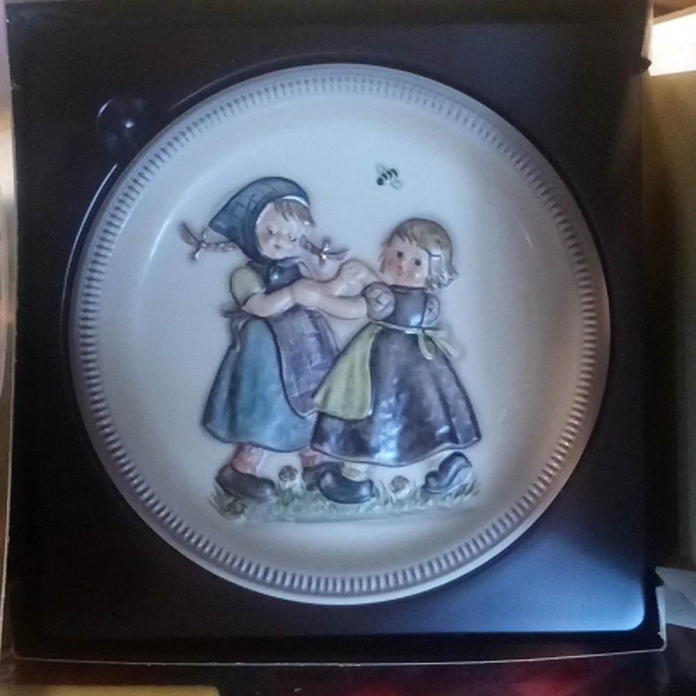 M.J. HUMMEL 1980 Anniversary Plate in bas-relief - Picture 2 of 3